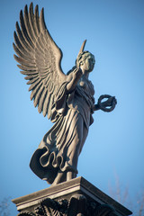 Engel Statue auf Podest mit Lorbeerkranz auf dem Dorotheenstädtischen Friedhof in Berlin