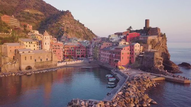 Vernazza, bellissimo borgo pi&ugrave; bello d'Italia che fa parte delle Cinque Terre, in Liguria. Vista panoramica aerea sul mare Mediterraneo e gli scogli.