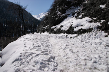 Fototapeta na wymiar winter in the mountains, tosh, himachal pradesh