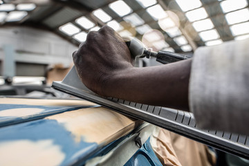 jeune travailleur en r&eacute;paration de carrosseries