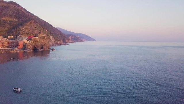 Viaggio alle Cinque Terre, vista aerea con drone di Manarola, un borgo italiano che si affaccia sul mare Mediterraneo. Meta ambita dai turisti di tutto il mondo.