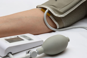 Blood pressure measurement with a tonometer. Cuff for air, pear for inflation, connecting ducting soft rubber tubes.