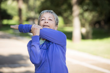 Signora fa attività di Jogging in mezzo ad un parco 