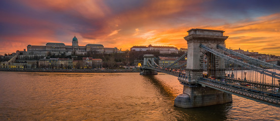 Budapest, Hongrie - Vue panoramique aérienne du pont à chaînes Széchenyi avec le tunnel de Buda et le palais royal du château de Buda en arrière-plan avec un coucher de soleil coloré spectaculaire