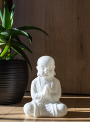 medytujący posąg buddy