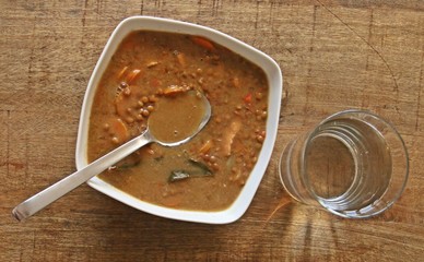 Bowl de guiso de lentejas a la Riojana, España.