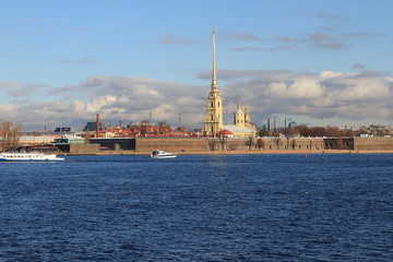 Fototapeta na wymiar Russia, Petersburg, September 21, 2018, Peter and Paul Fortress. The photo shows the Peter and Paul Fortress and a tourist boat sailing along the Neva River.