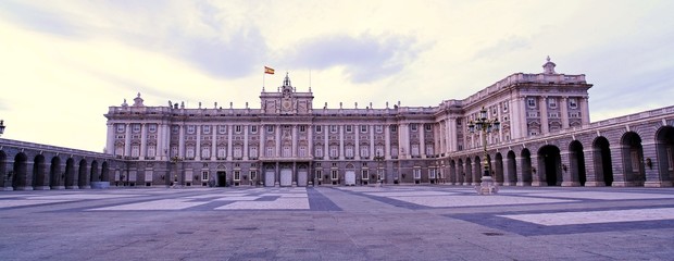 Fototapeta na wymiar Fachada Sur (plaza de la armería) del Palacio Real de Madrid o Palacio de Oriente, en la Plaza de Oriente, Madrid, España.