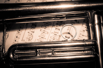 Naklejka premium Background of a trumpet on sheet music