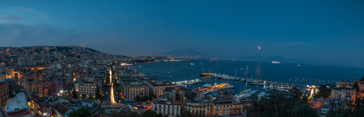 Blick von Neapel auf den Vesuv