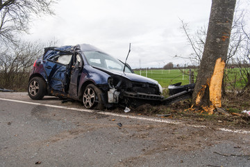 Obraz na płótnie Canvas Auto prallt gegen Baum - Verkehrsunfall