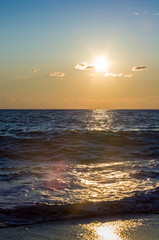 Obraz premium Amazing sea sunset, the sun, waves, clouds