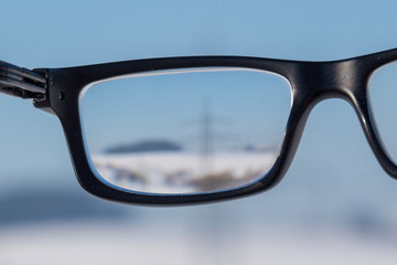Brille im Schnee Strommast