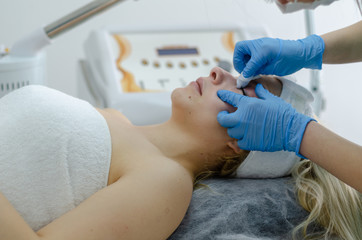 Fototapeta premium Zabieg kosmetyczny na twarz.