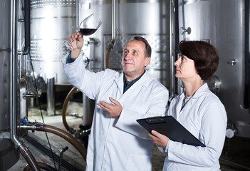 Expert and wine maker estimate quality of red wine in wineglass