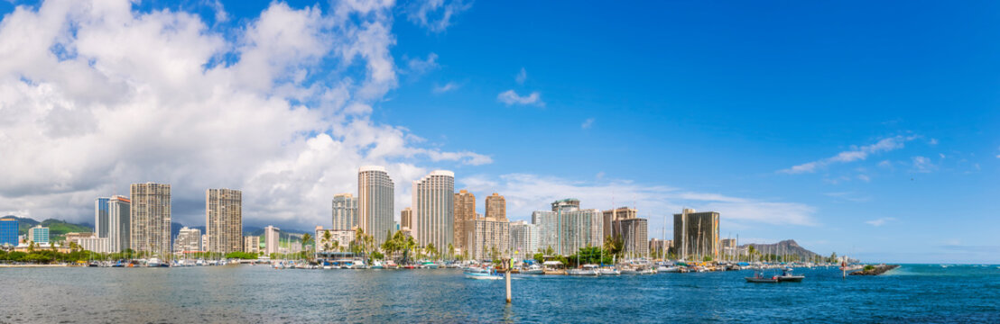 USA, Hawaii Oahu, Honolulu, Skyline with Ala Wai Boat Harbor and Diamond Head
