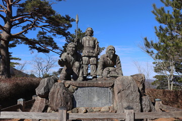 国見ヶ丘　三神の像