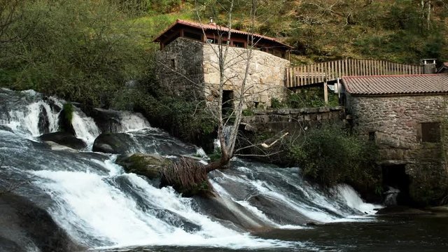 Cascada y molinos de agua antiguos. 