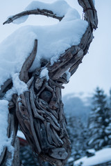 Steinbock aus Holz im Schnee - Österreich