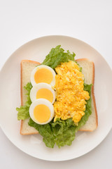 食パンの上に卵と野菜