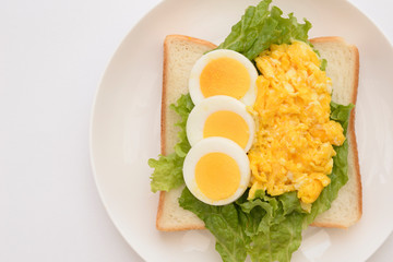 食パンの上に卵と野菜