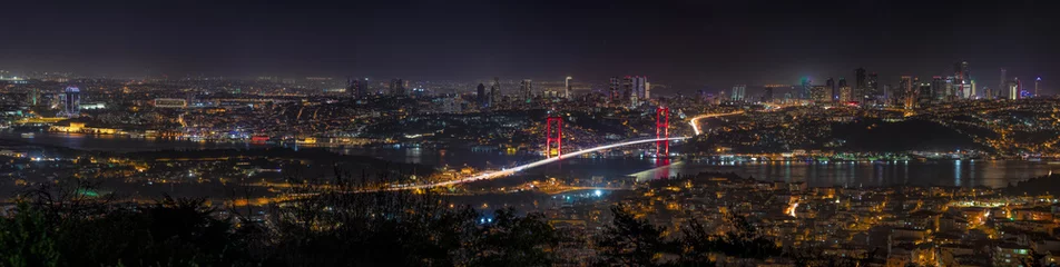 Panoramablick Istanbul Bosporus-Brücke bei Sonnenuntergang. Nachtansicht vom Camlica-Hügel. Istanbul, Türkei. © mehmet