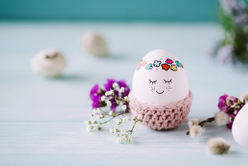 Hallo Frühling! - Süßes Osterei im Eierwärmer mit Blumen dekoriert