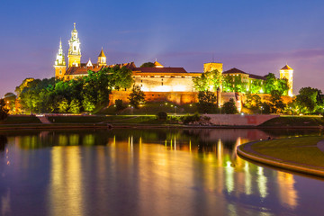 Obraz premium Wawel Hill above Vistula River in Krakow at night
