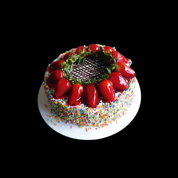 delicioso pastel de vainilla y chocolate con fresas y grageas