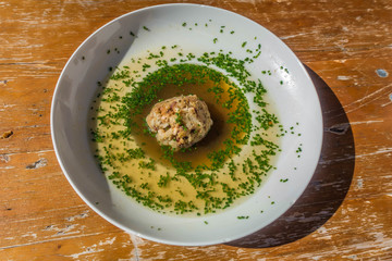 Speckknödel in der Suppe mit Schnittlauch