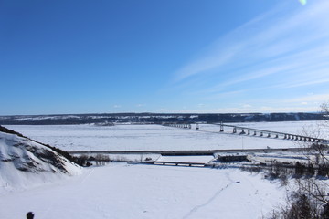 Paysage enneigé avec ciel bleu en hiver