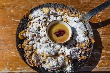 Kaiserschmarren mit Apfelmus und Preiselbeeren in der Eisenpfanne