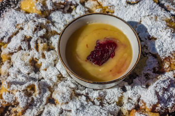 Kaiserschmarren mit Apfelmus und Preiselbeeren