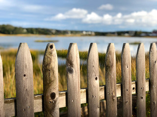 Obraz premium Wooden fence and water