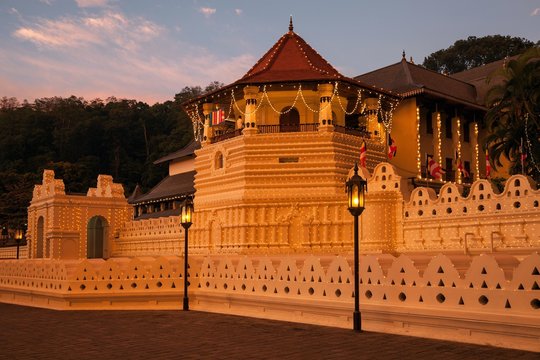 Temple of the Sacred Tooth Relic, evening light Kandy, Central Province, Sri Lanka, Asia
