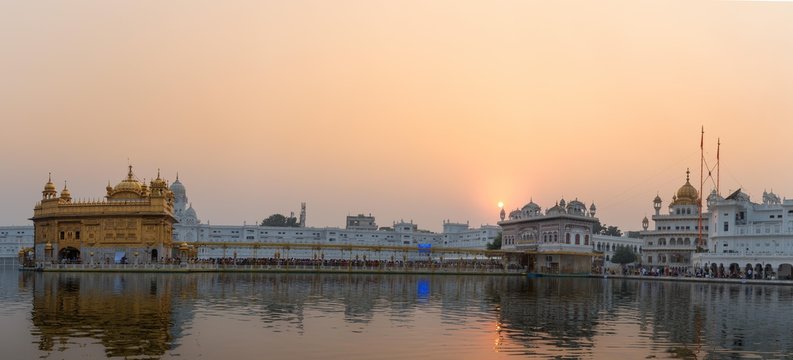 Sunset at the Sikh sanctuary Harmandir Sahib or Golden Temple in the Amrit Sagar, Lake of Nectar, Amritsar, Punjab, India, Asia