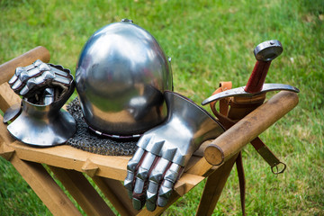 Miecz hełm i rękawice © Heroc