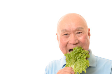 葉野菜を食べる日本人シニア