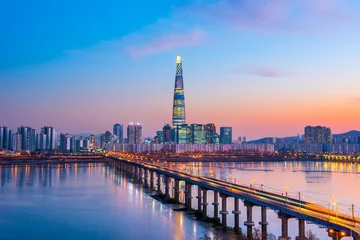Photo sur Plexiglas Séoul Ciel crépusculaire à la rivière han dans la ville de Séoul en Corée du Sud