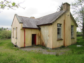 Fototapeta na wymiar Irish Yellow Schoolhouse