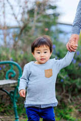 手をつなぐ親子