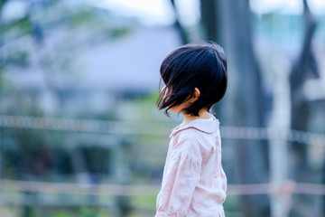 Fototapeta premium ３歳の女の子 屋外ポートレート