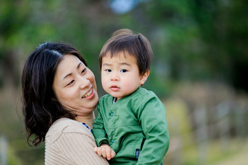 息子を抱く母親