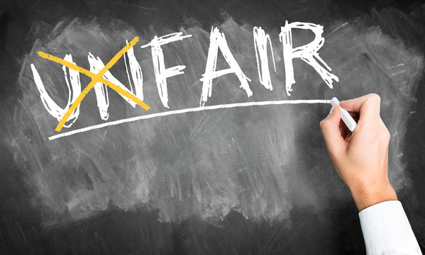 Hand verändert Wort "unfair" zu "fair"
