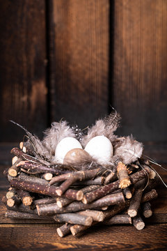Nest mit Eiern vor Holzhintergrund