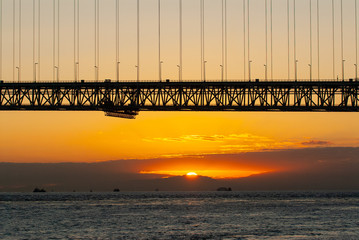 明石海峡大橋と朝日
