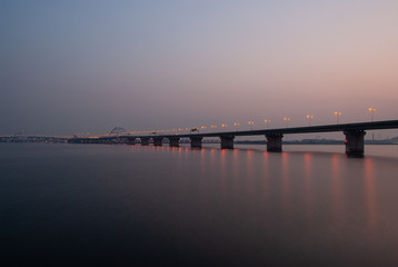 Fototapeta na wymiar 夜明けの大阪湾、大阪空港へ渡る橋