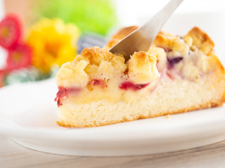 カフェでケーキを食べる