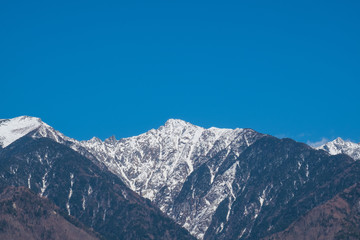 Fototapeta premium 写真素材：木曽駒ヶ岳 冠雪 青空 快晴 信州 中央アルプス コピースペース