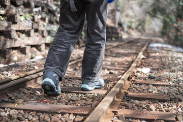 写真素材：線路を歩く男性　鉄道　廃線　休止　旅行　田舎　森林　